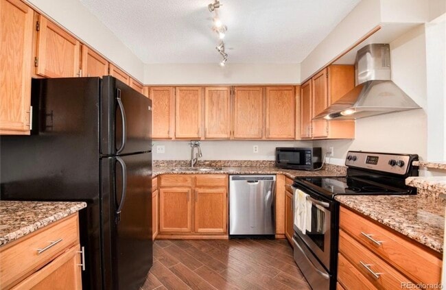 410 Zang St Unidad Zang Condo