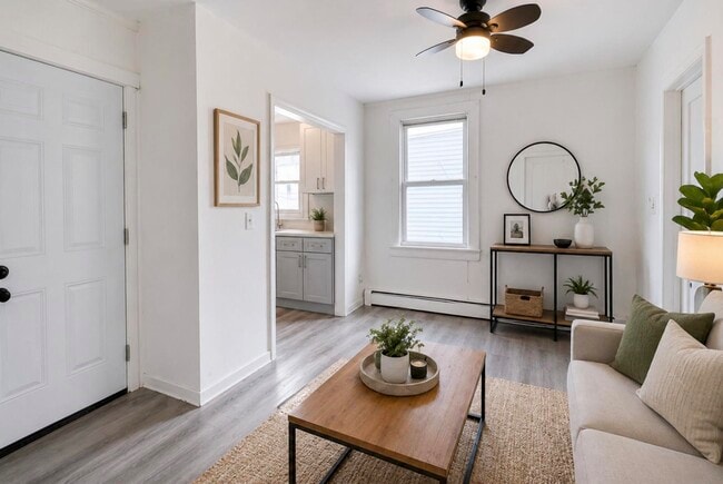 Photo - 13 E 17th St