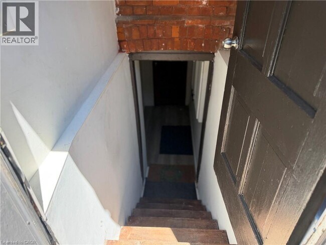 Photo - 207 Charlton Ave W