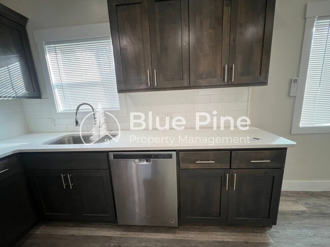 Photo - 323 Gladstone St