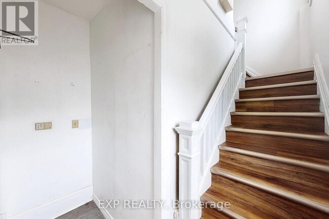 Photo - 15 Colborne St E