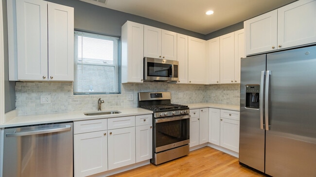 Building Photo - 1736 W Summerdale Ave Unit 1