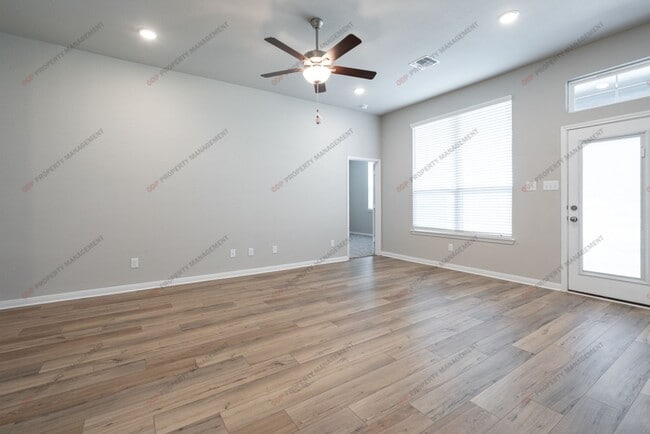 Photo - 720 Fallbrook Dr
