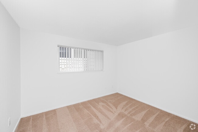 2BR, 2BA - 964SF - Bedroom