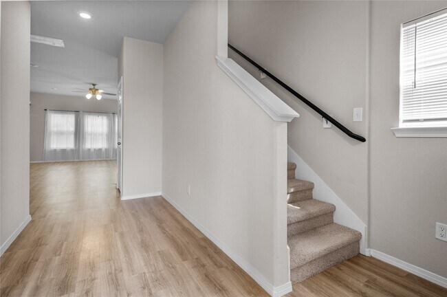 Photo - 707 Long Cedar Dr