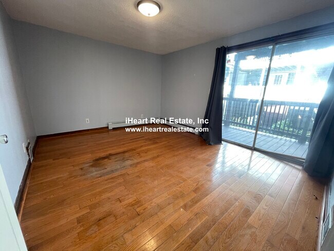 Photo - 474 E 7th St