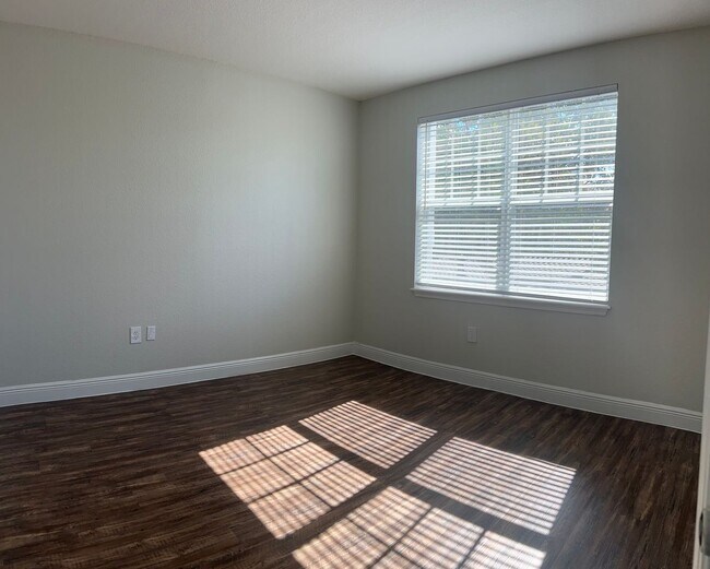 Photo - LARGEST 2 BEDROOM APT CORAL SPRINGS Rustic Reclaimed Oak Wood Like Flooring Unidad 10124-B2 - Bostonian