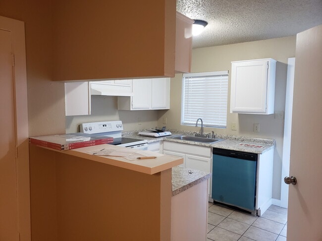 Kitchen - 641 Carriagehouse Ln