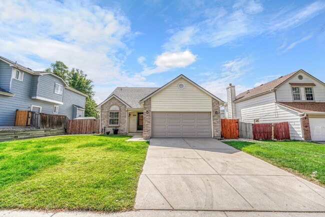 Building Photo - $2,595.00, 3 bedroom + loft, 3 bath, locat...