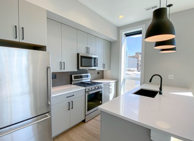 Photo - 1050 W Cornelia Ave Unit 402