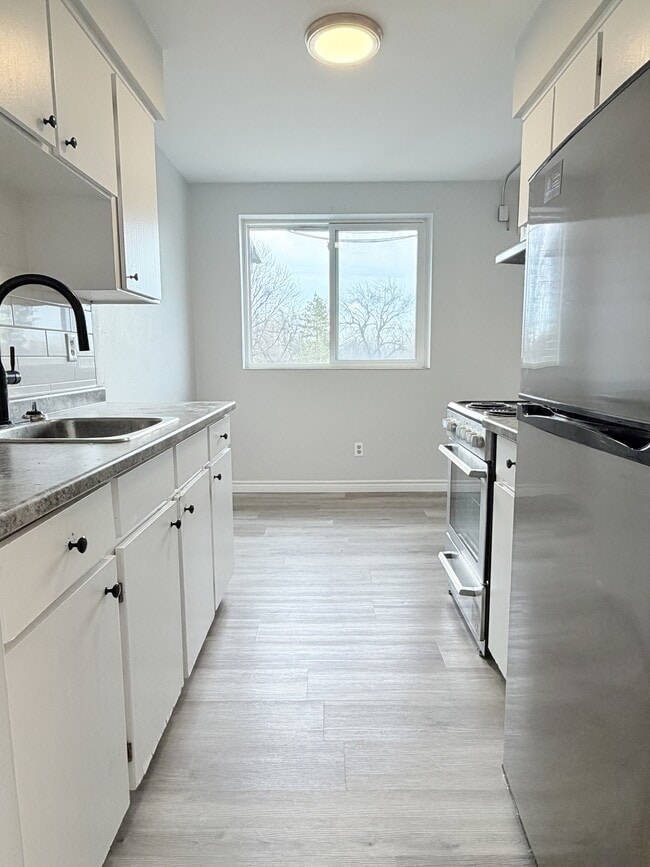 Building Photo - 471 Tecumseh Rd W Unit 307