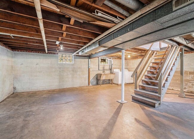 Photo - 405 Clyde Ave