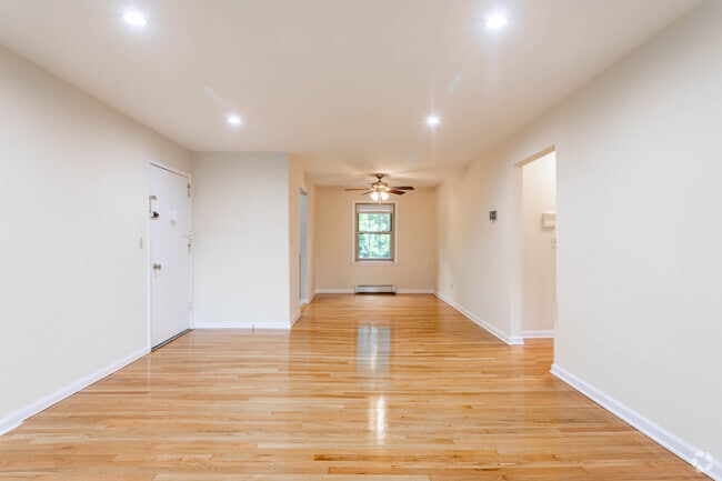 2BR, 1BA - 976SF - Living Area