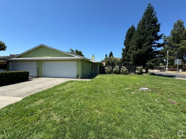 Building Photo - 3 bedroom 2 bathroom | House in Tahoe Park