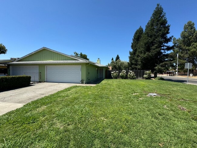 3 bedroom 2 bathroom | House in Tahoe Park - 3 bedroom 2 bathroom | House in Tahoe Park