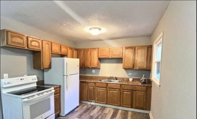 Kitchen - 264 E McLelland Ave