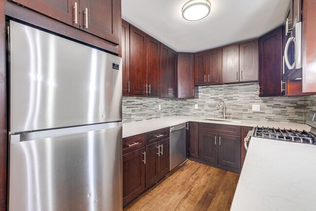 Photo - 633 W Hyde Park Blvd Unit 06