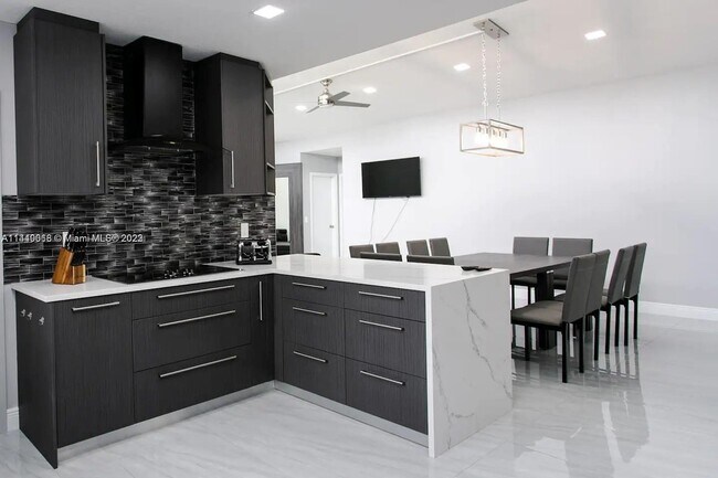 Photo - 800 Hollywood Blvd