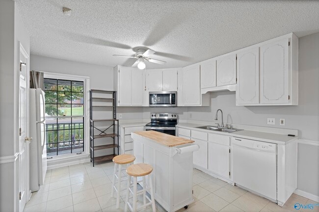 Photo - 112 Bridgestone Dr NE