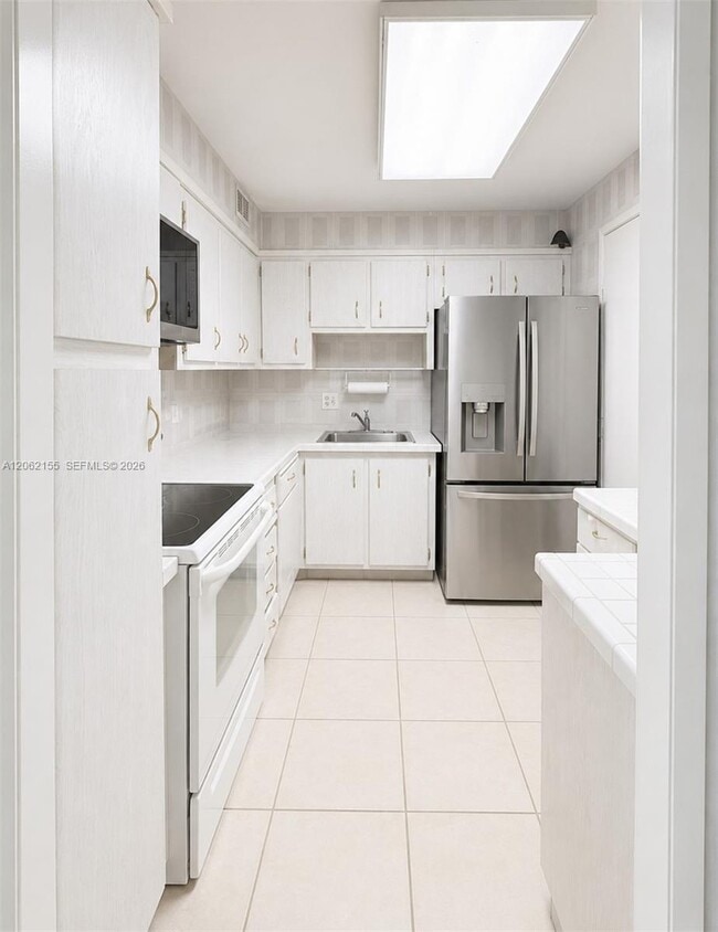 Building Photo - 2841 NE 163rd St Unit 606