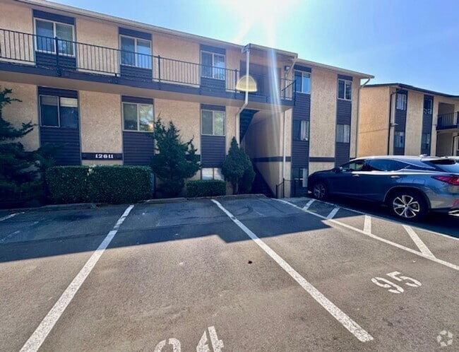Building Photo - 2 bedroom condo with Washer/Dryer Unit H86