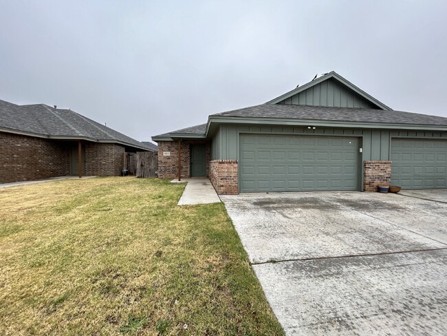 Building Photo - Stunning Duplex in Shallowater!
