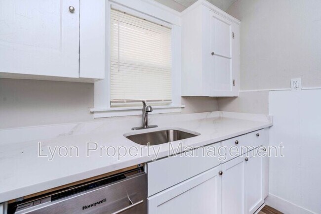 Photo - 83 Ottawa Ave Unit Back House