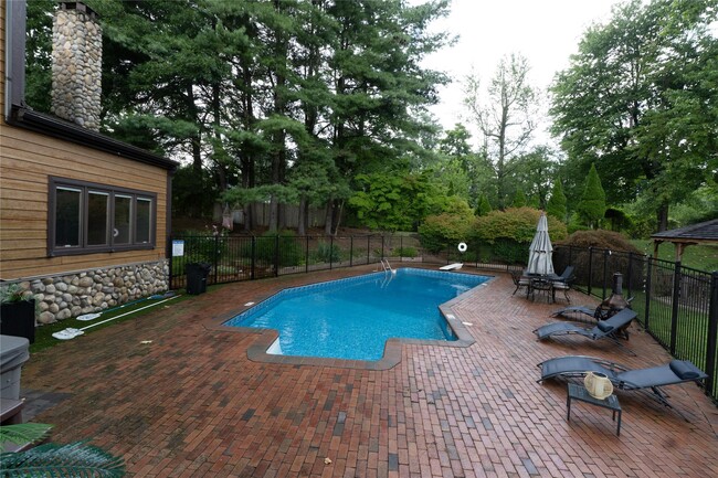 Building Photo - 241 Chapel Hill Rd Rental