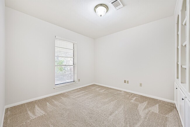 Photo - 2005 La Salle Ln