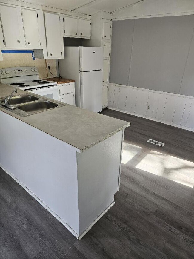 Photo - 435 Parsons Rd