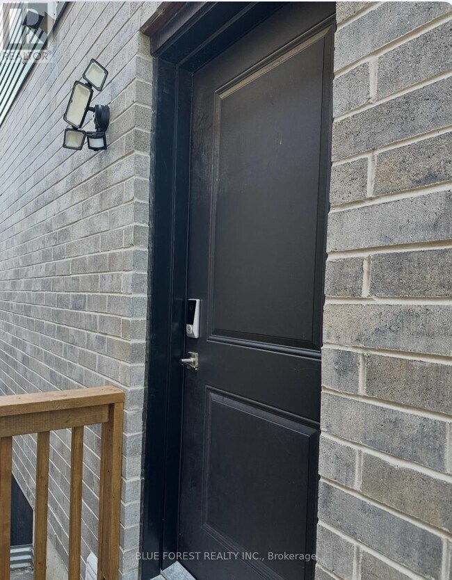 Photo - 1458 Wright Cres