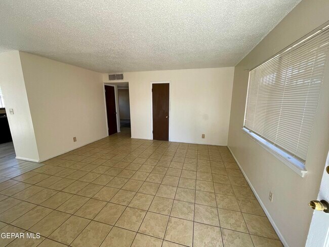 Photo - 8638 Mettler Dr
