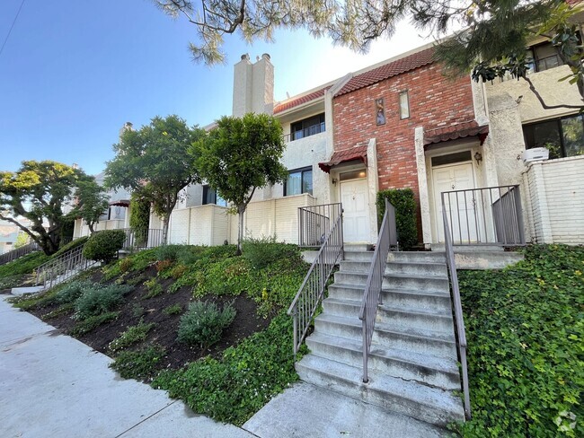 Building Photo - MOVE-IN READY, upgraded 4+3 w/double en-su... Rental