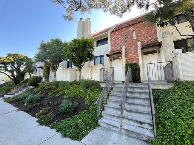 MOVE-IN READY, upgraded 4+3 w/double en-su... - MOVE-IN READY, upgraded 4+3 w/double en-su... House