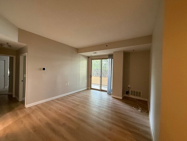 Building Photo - 7500 Woodmont Ave Unit 217