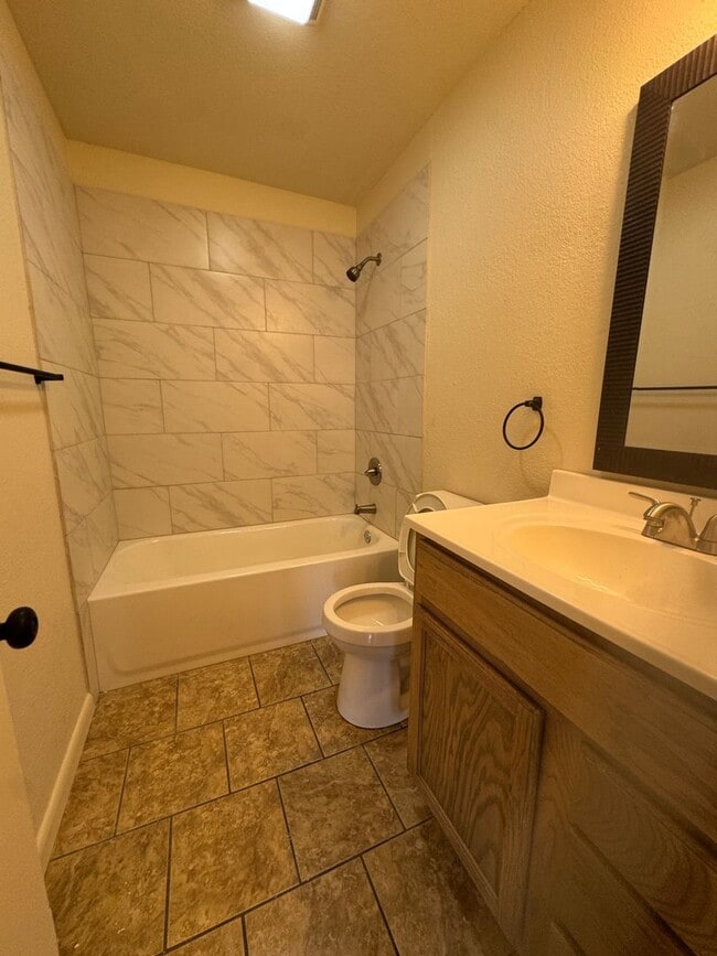 Photo - 3 Bed / 1 Bath house in Truman. READY NOW!