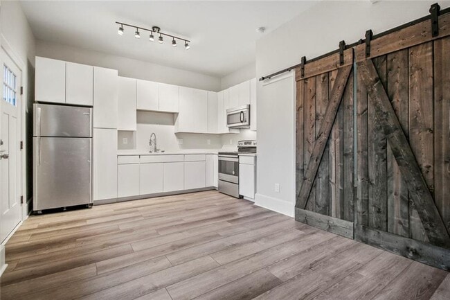 Photo - 940 St Charles Ave NE