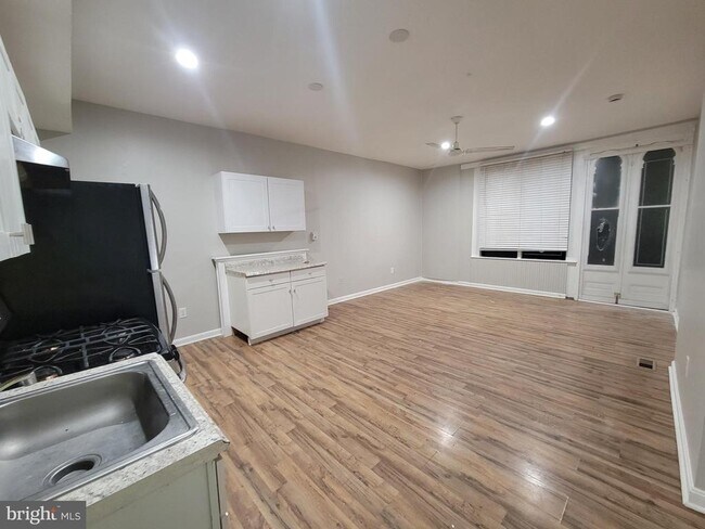 Building Photo - 1217 Hollins St