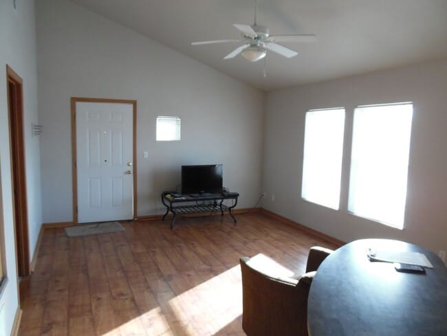 Photo - 647 Mitchell St