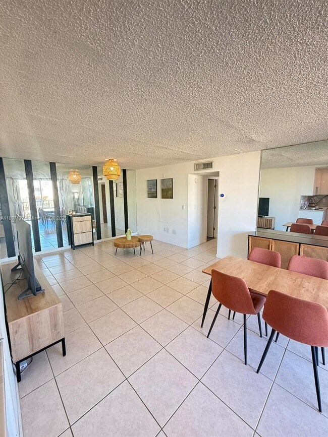 Photo - 9350 Fontainebleau Blvd Unidad 401