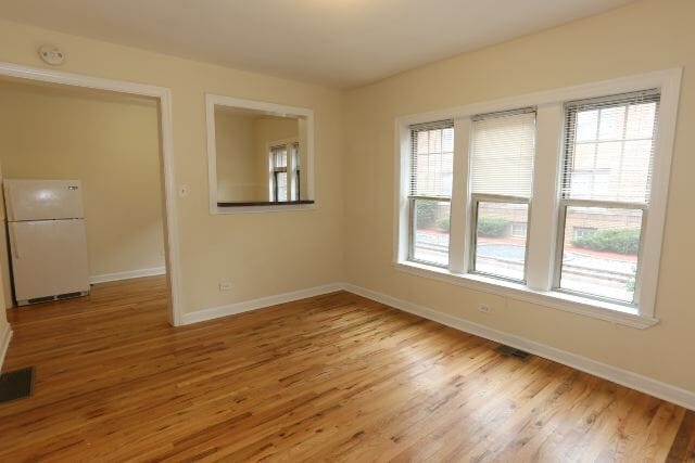 Building Photo - 645 W Barry Ave Unit J00P