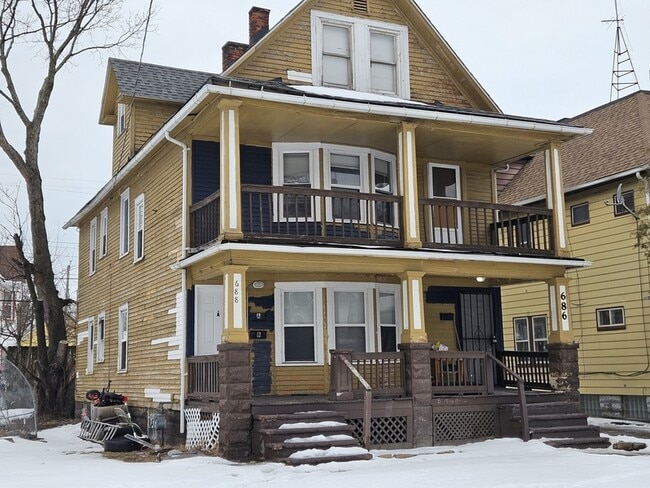 Building Photo - 686 E 118th St