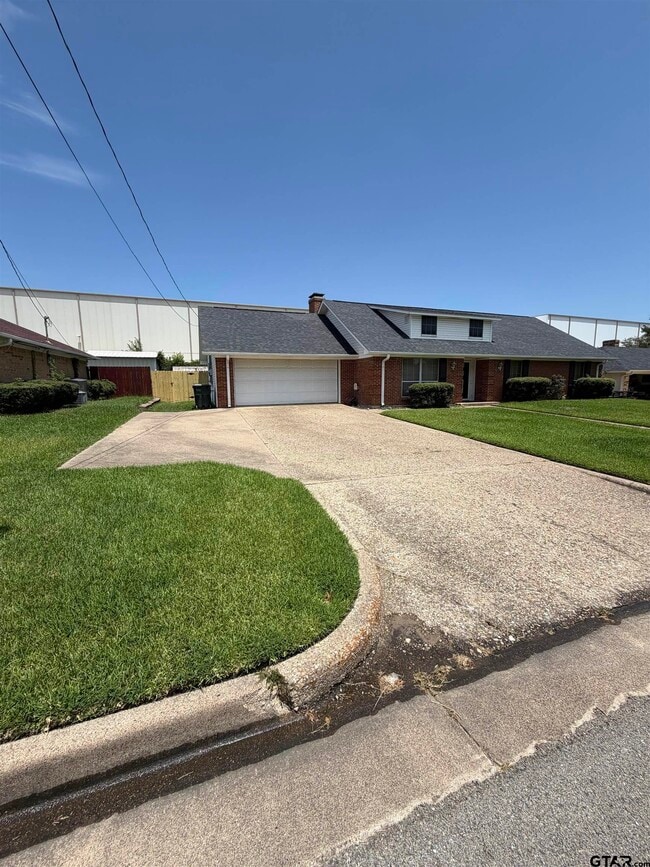 Photo - 1311 Larkspur Ln