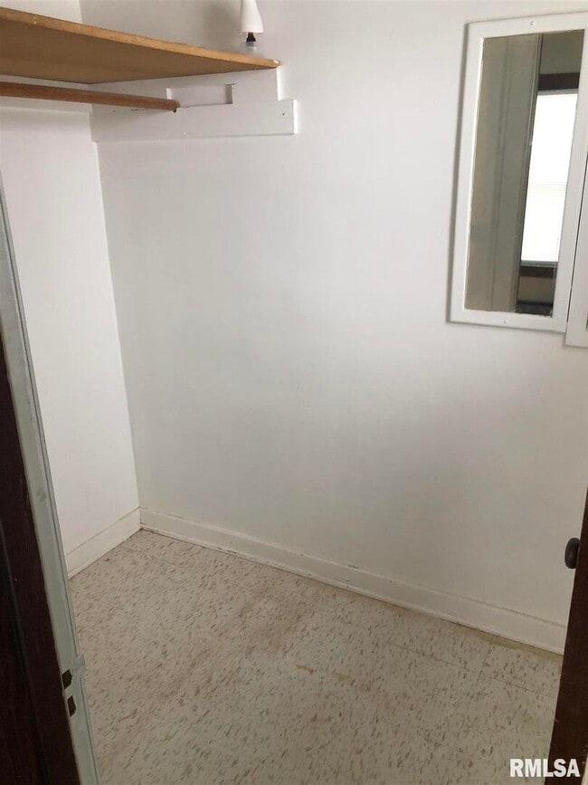 Photo - 209 E 10th St