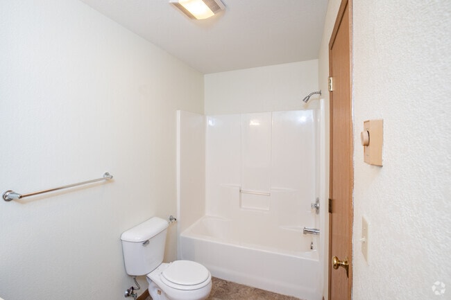 1BR, 1BA - 650SF - Bathroom