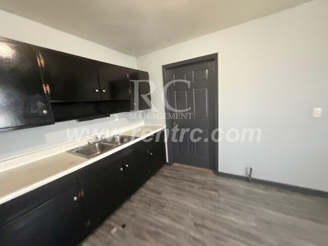 912.5 James Pl