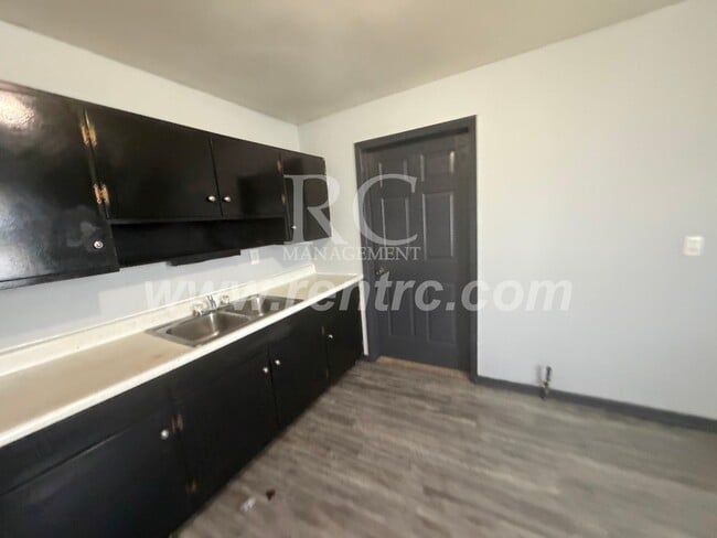 Photo - 912.5 James Pl