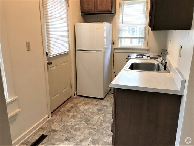 Building Photo - 3702 Hillcrest Dr Unit B Rental