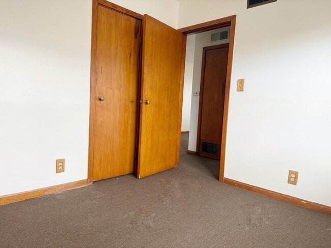 Building Photo - One Bedroom for RENT!! Unit 1341 E Illinois St