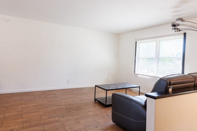 Photo - 8003 Evesborough Dr